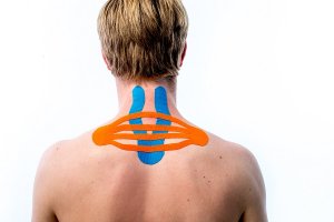 Person mit Medical Tape am Hals