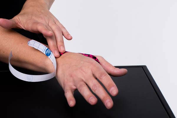 Verstauchter Daumen selbst tapen 3