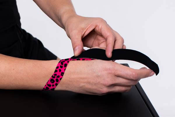 Verstauchter Daumen selbst tapen 5