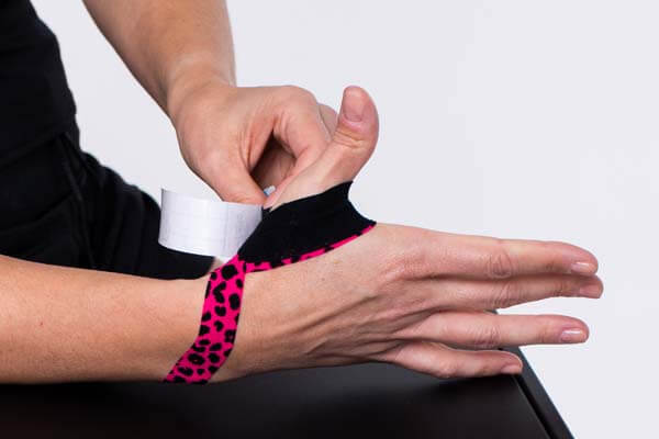 Verstauchter Daumen selbst tapen 6