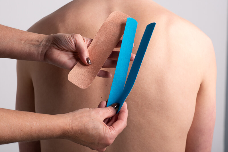 Zuschneiden der Tapestreifen für Nackenbeschwerden und Arthrose